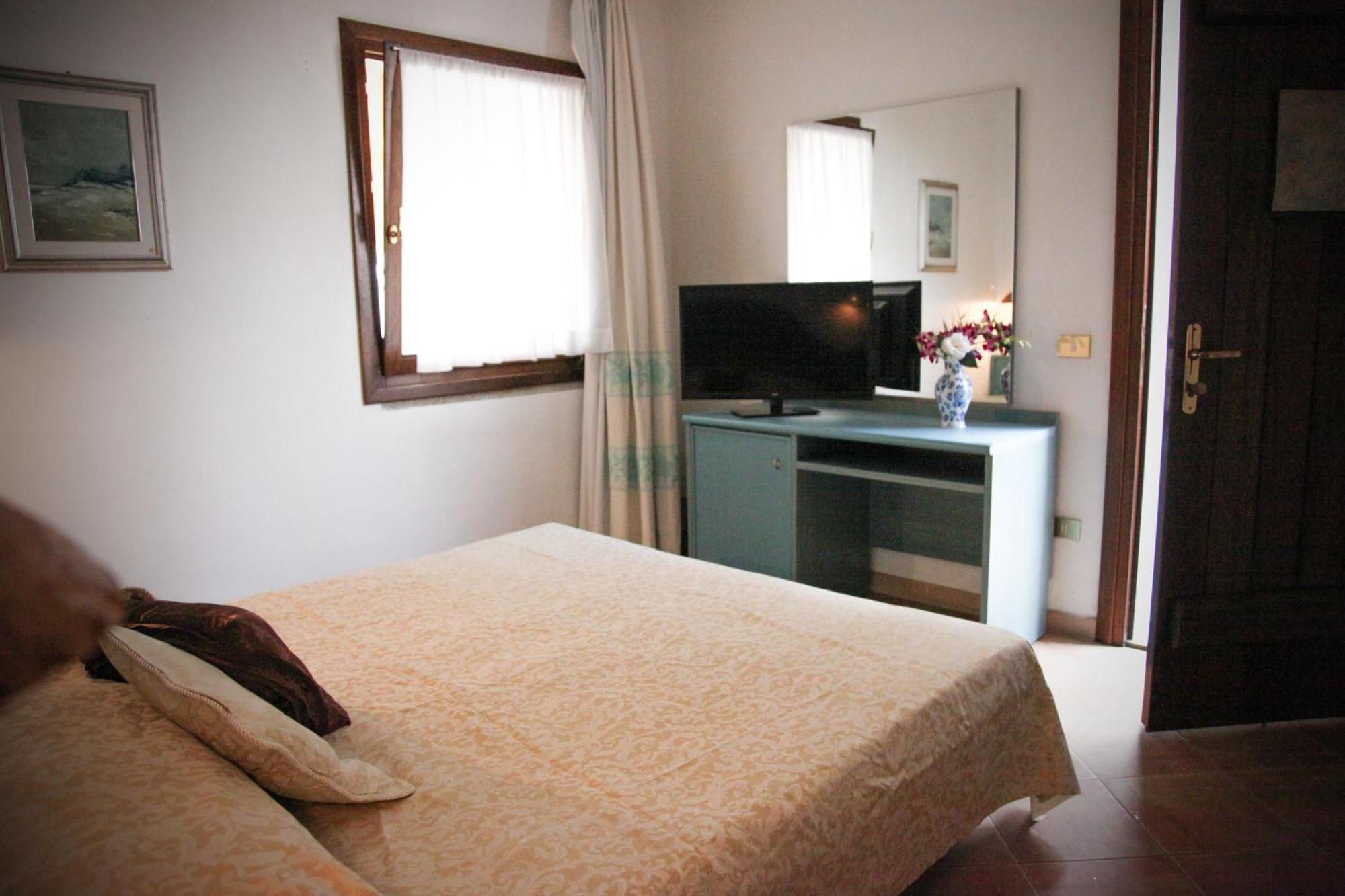 Hotel Micalosu Cannigione Habitación foto